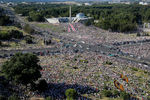 Самыми же масштабными стали акции в&nbsp;центре Минска 16&nbsp;и 23&nbsp;августа. Тогда, по&nbsp;некоторым оценкам, на&nbsp;площади у&nbsp;стелы «Минск &mdash; город-герой» собрались более 200&nbsp;тыс. человек. Такого в&nbsp;истории Белоруссии также никогда не было. 