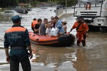 Сотрудники спасательной службы МЧС РФ эвакуируют жителей из-за прорыва дамбы и затопления Уссурийска, 12 августа 2023 года