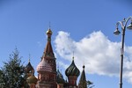 Такси марки Chery на Васильевском спуске в Москве, 2024 год