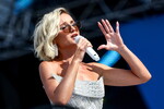 Певица Полина Гагарина выступает на фестивале VK Fest 2025 в Москве, 19 июля 2025 года
