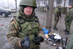 Полевой командир подразделения народного ополчения ДНР «Спарта» с позывным Моторола Арсен Павлов демонстрирует плеер с аудиозаписями американских проповедей, найденный среди завалов в разрушенном здании аэропорта, где ведутся бои между украинской армией и военнослужащими Донецкой народной республики, 2015 год