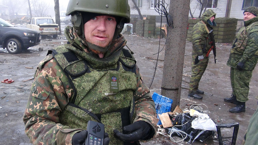 Полевой командир подразделения народного ополчения ДНР &laquo;Спарта&raquo; с&nbsp;позывным Моторола Арсен Павлов демонстрирует плеер с&nbsp;аудиозаписями американских проповедей, найденный среди завалов в&nbsp;разрушенном здании аэропорта, где ведутся бои между&nbsp;украинской армией и военнослужащими Донецкой народной республики, 2015&nbsp;год