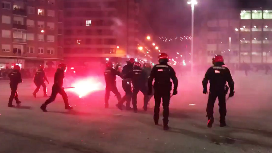 Во время столкновений фанатов и полиции в&nbsp;Бильбао перед&nbsp;матчем между&nbsp;&laquo;Атлетиком&raquo; и московским &laquo;Спартаком&raquo;, Испания, 22 февраля 2018 года