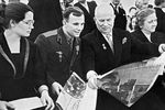 Первый секретарь ЦК КПСС Никита Хрущев с женой Ниной (справа) принимают в Кремле летчика-космонавта СССР Юрия Алексеевича Гагарина с женой Валентиной (слева), 1961 год