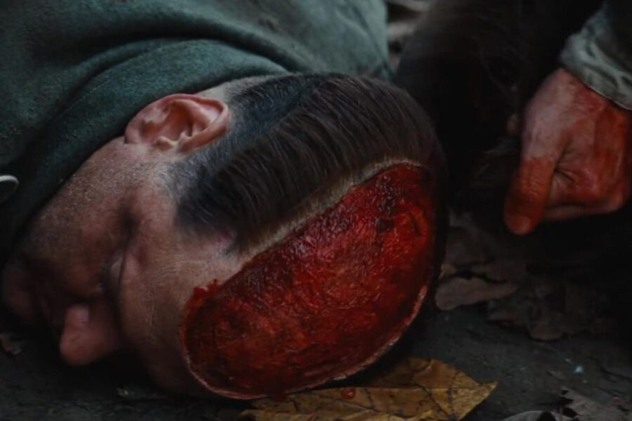 Кадр из&nbsp;фильма <b>«Бесславные ублюдки» (2009, режиссер и сценарист Квентин Тарантино)</b>. В&nbsp;этой картине Тарантино сыграл оскальпированного солдата вермахта &mdash; и солдата на&nbsp;башне в&nbsp;отрывке «Гордость нации»
