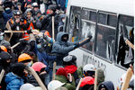 Столкновения митингующих с милицией