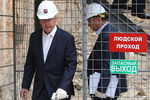 Сергей Собянин и заместитель мэра Москвы по вопросам градостроительной политики и строительства Марат Хуснуллин во время посещения строительства станции «Раменки» Калининско-Солнцевской линии метрополитена, август 2014 года