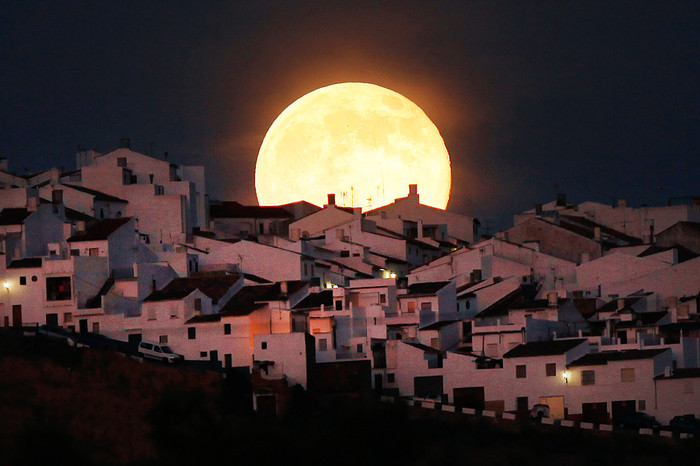 Суперлуние в&nbsp;испанской Ольвейре. 12&nbsp;июля 2014&nbsp;года