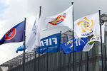 Флаги перед штаб-квартирой FIFA в Цюрихе