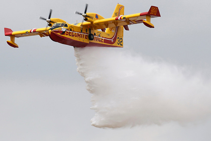 Самолет-амфибия Canadair CL-215