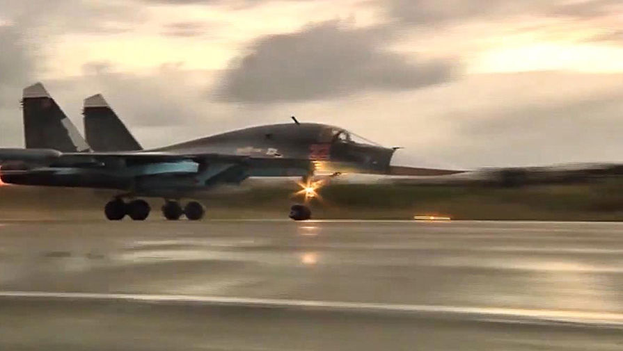 Многофункциональный бомбардировщик Су-34 перед вылетом с авиабазы Хмеймим в пункты постоянного базирования на территории России