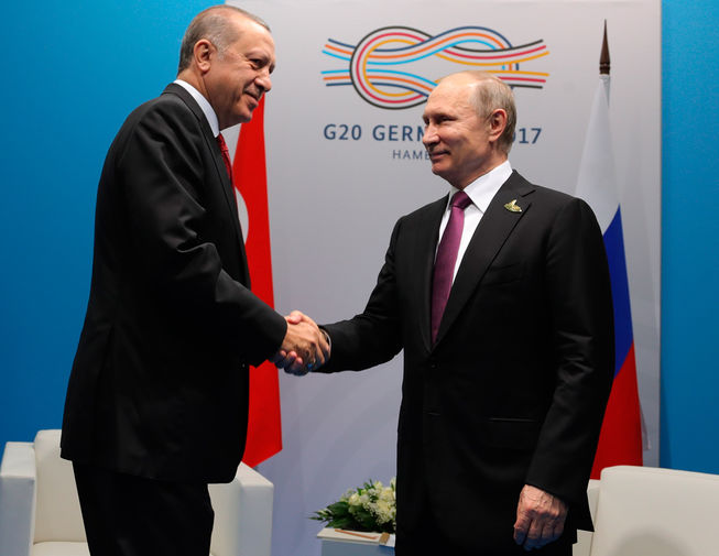 Президент РФ Владимир Путин и президент Турции Реджеп Тайип Эрдоган во время беседы на полях саммита лидеров «Группы двадцати» в Гамбурге, 8 июля 2017 года