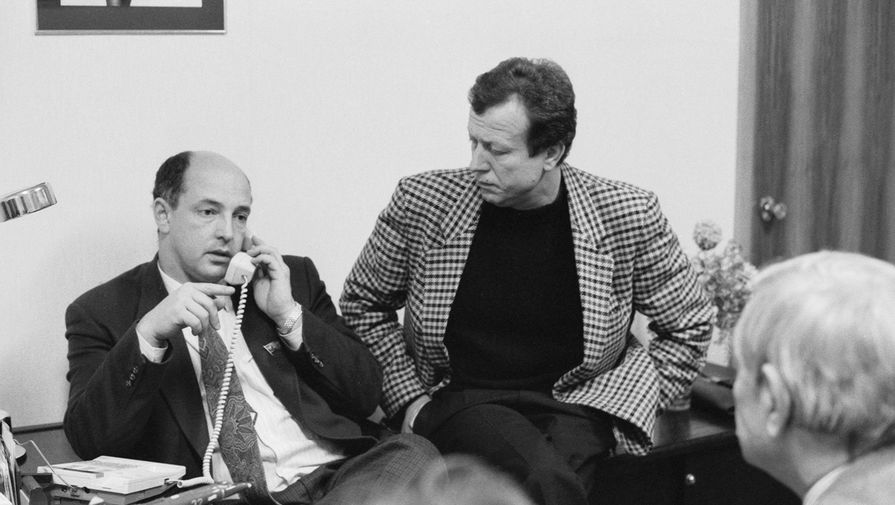 Бизнесмен и депутат Артем Тарасов (крайний слева) в&nbsp;офисе &laquo;Истока&raquo;, 1990&nbsp;год