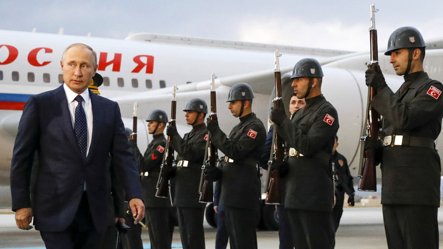 Президент РФ Владимир Путин во время встречи в аэропорту «Эсенбога» в Анкаре