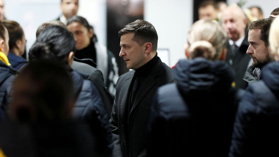 Родственники жертв авиакатастрофы и президент Украины Владимир Зеленский на&nbsp;закрытой части траурной церемонии в&nbsp;аэропорту &laquo;Борисполь&raquo;, 19 января 2020 года