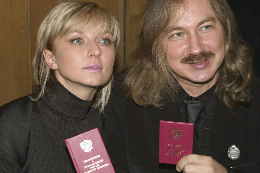 Певица Татьяна Овсиенко и композитор и певец Игорь Николаев, удостоенные званий &laquo;Заслуженный артист Российской Федерации&raquo; и &laquo;Заслуженный деятель искусств Российской Федерации&raquo;, 2002&nbsp;год