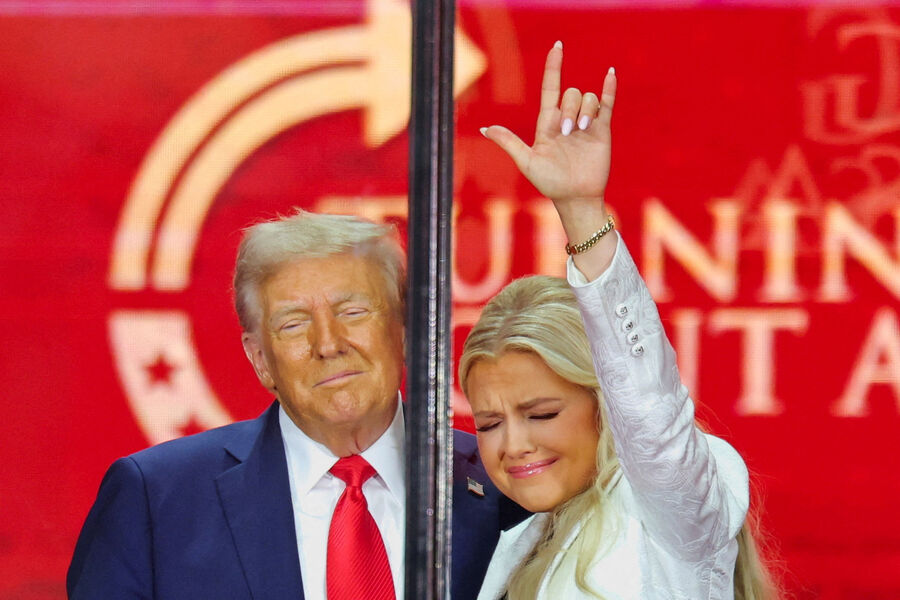 Эрика Кирк, вдова Чарли Кирка, рядом с&nbsp;президентом США Дональдом Трампом на&nbsp;траурной церемонии в&nbsp;память о&nbsp;погибшем праворадикальном активисте на&nbsp;стадионе State Farm в&nbsp;Глендейле, Аризона, США, 22&nbsp;сентября 2025&nbsp;года