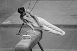 Александр Дитятин во время выполнения упражнения на коне в ходе командных соревнований по спортивной гимнастике на XXI летних Олимпийских играх в Монреале, 1976 год