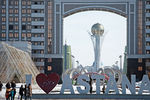 Инсталляция «I love Astana». На дальнем плане здание «КазМунайГаз» в Нур-Султане (ранее Акмолинск, Целиноград, Акмола, Астана?)