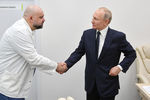 Президент России Владимир Путин во время посещения больницы, предназначенной для пациентов с подозрением на коронавирус, в московском посёлке Коммунарка. Слева - главный врач ГБУЗ «Городская клиническая больница No 40 ДЗМ» Денис Проценко, 24 марта 2020 года