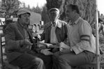 <b>На съемках фильма «Опасно для жизни», реж. Леонид Гайдай, 1985 год</b><br>
После «Не может быть» Куравлев исполнил у Гайдая роль почтмейстера в комедии «Инкогнито из Петербурга» по пьесе Гоголя «Ревизор» – и даже эпизодическую роль крестьянина в советско-финской картине «За спичками». Еще одним совместным фильмом Гайдая и Куравлева стала остросоциальная комедия «Опасно для жизни», где Куравлеву досталась главная роль – ответственного чиновника Молодцова.