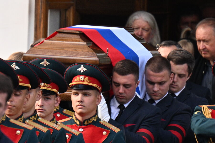 Гроб с&nbsp;телом бывшего президента СССР Михаила Горбачева выносят из&nbsp;Дома союзов после церемонии прощания, 3&nbsp;сентября 2022&nbsp;года