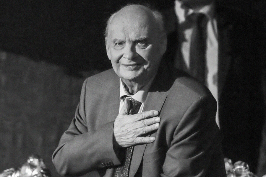 <b>Николай Добронравов (22 ноября 1928 &mdash; 16&nbsp;сентября 2023)</b> &mdash; советский и российский поэт-песенник, киноактер. Лауреат Государственной премии СССР и премии Ленинского комсомола. Член Союза писателей СССР. С&nbsp;1956 года и до&nbsp;самой смерти являлся мужем и соавтором композитора, пианистки, народной артистки СССР Александры Пахмутовой. Николай Добронравов в&nbsp;сотрудничестве с&nbsp;женой написал множество известных песен, в&nbsp;их числе &mdash; «Трус не играет в&nbsp;хоккей», «Надежда», «Нежность», «Беловежская пуща», «Птица счастья», «Как молоды мы были», «Главное, ребята, сердцем не стареть» и прощальная песня Олимпиады-80 «До свиданья, Москва».
