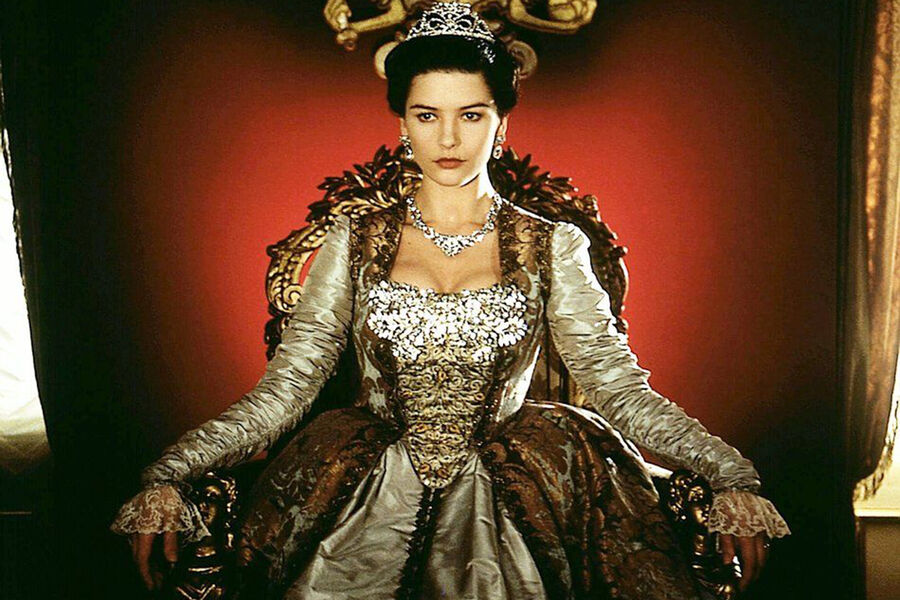<b>Кэтрин Зета-Джонс, сериал «Екатерина Великая» (1995)
</b><br>
Мини-сериал рассказывает историю становления императрицы &mdash; как и многие другие, начиная с&nbsp;ее приезда инкогнито в&nbsp;Россию. Примечательно, что свекровь Екатерины &mdash; императрицу Елизавету Петровну &mdash; играет упомянутая ранее Жанна Моро.
