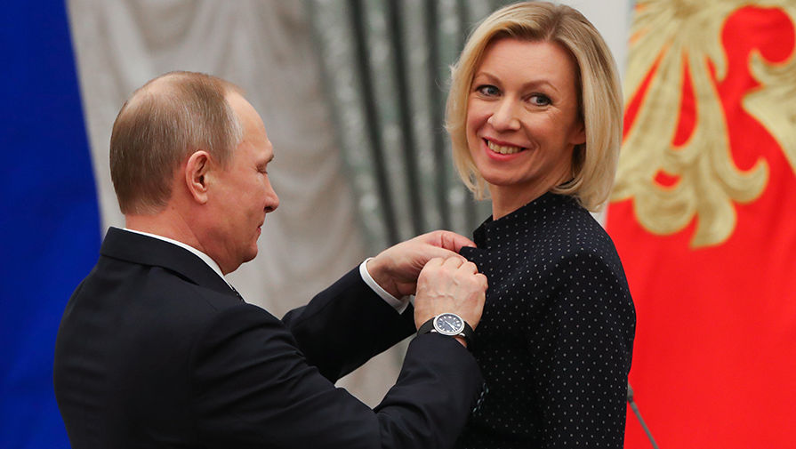 Владимир Путин и официальный представитель МИД России Мария Захарова, награжденная орденом Дружбы, во время церемонии вручения государственных наград в&nbsp;Кремле