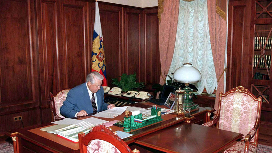 Президент России Борис Ельцин в рабочем кабинете, 1996 год