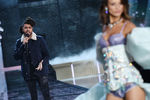 The Weeknd выступает во время модного показа Victoria's Secret, 2015 год
