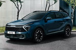 Кроссовер Kia Sportage новой генерациистал первой моделью компании, которая на разных ранках предлагается с разными вариантами колесной базы. В нашу страну приедут удлиненные версии (по сравнению с модификацией для Европы база больше на 7,5 см) машины. Автомобиль получил изогнутый сенсорный дисплей мультимедиа и цифровую панель приборов – он будет устанавливаться на «топовые» версии машины. Начальные комплектации получат привычные аналоговые приборы и монохромный экран мультимедийной системы.Новый Kia Sportage появится в России весной и будет доступен как с передним, так и с полным приводом. На выбор два бензиновых мотора: двухлитровый мощностью 150 лошадиных сил и 190-сильный объёмом 2,5 литра. 