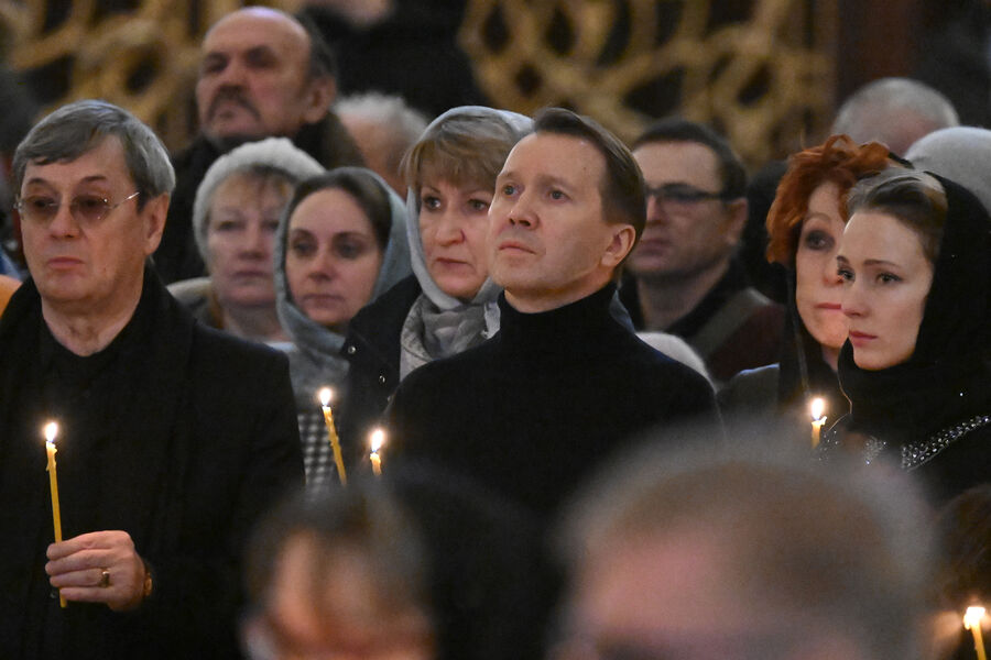 Художественный руководитель Государственного театра наций, член Совета по&nbsp;культуре и искусству при&nbsp;президенте РФ Евгений Миронов (в центре) и актер Владимир Еремин (слева) на&nbsp;церемонии отпевания народной артистки СССР Инны Чуриковой в&nbsp;храме Христа Спасителя, 17&nbsp;января 2023&nbsp;года