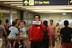 Сотрудник авиакомпании Air Asia в аэропорту Сурабаи
