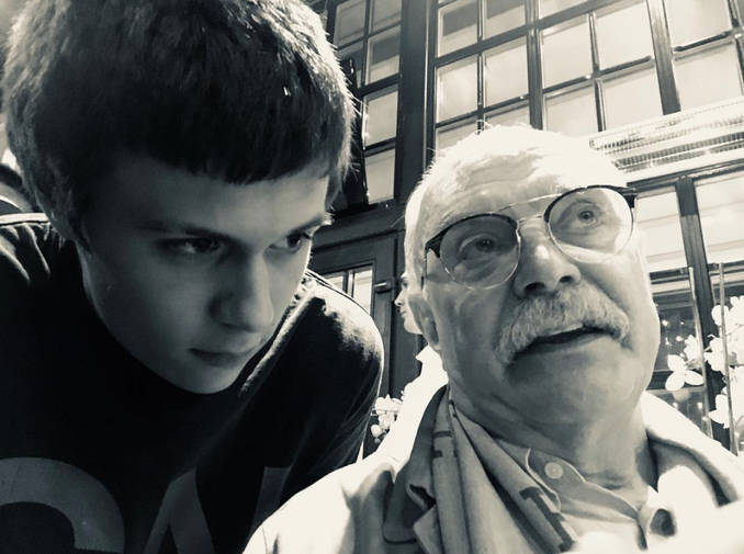 Андрей Бакин с дедушкой, режиссером Никитой Михалковым