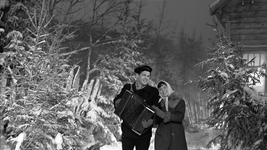 <b>Николай Погодин (гармонист Саша) и его экранная невеста Люсьена Овчинникова (Катя). </b>Именно Погодин в&nbsp;этом фильме впервые исполнил песню «Старый клен» на&nbsp;музыку Александры Пахмутовой и слова Михаила Матусовского. Впоследствии «Клен» станет по-настоящему народным хитом &ndash; одной из&nbsp;любимых застольных песен в&nbsp;СССР. 