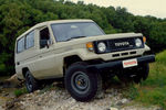 <b>Land Cruiser 70</b>, появившийся в&nbsp;1984 году, был выпущен сразу в&nbsp;двух версиях. Модификация HD, фактически возвращала потребителей к&nbsp;армейским истокам. Блокировки всех трех дифференциалов, понижающая передача, огромные хода подвески сделали эту модель любимым автомобилем для&nbsp;любителей экстремального off-road. Версия LD имела более простой внедорожный арсенал и была ориентирована в&nbsp;первую очередь на&nbsp;любителей дальних путешествий. Именно она стала основоположником модели Land Cruiser Prado, получившую индекс «90». Производство «семидисятки» было прекращено в&nbsp;2007 году. Но под&nbsp;натиском поклонников этого внедорожника, Toyota пошла на&nbsp;беспрецедентный шаг: в&nbsp;2014 году был возобновлен выпуск небольших партий Land Cruiser 70.