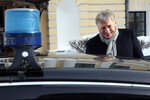<b>Дмитрий Песков</b><br><br>
Пресс-секретарь президента России Дмитрий Песков также подрабатывал извозом. Об этом «Газете.Ru» рассказала его дочь Елизавета. «Я очень хорошо помню времена, когда в нашей семье совсем не было денег и мама с папой, уложив меня спать, после работы и учебы уезжали «бомбить» по ночам», — сообщила она.
Пескова не уточнила, в какой период ее отец работал таксистом. Она родилась в 1998 году, Дмитрий Песков тогда работал в посольстве России в Турции. После избрания Владимира Путина президентом страны в 2000 году Песков возглавил отдел по связям со СМИ управления пресс-службы администрации главы государства. Позже он был назначен заместителем пресс-секретаря президента.