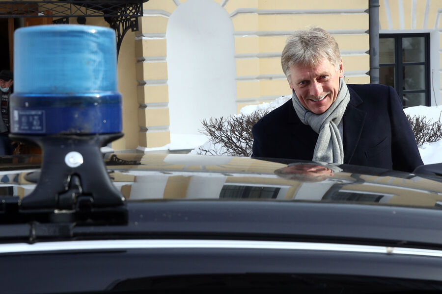 <b>Дмитрий Песков</b><br><br>
Пресс-секретарь президента России Дмитрий Песков также подрабатывал извозом. Об этом «Газете.Ru» рассказала его дочь Елизавета. «Я очень хорошо помню времена, когда в&nbsp;нашей семье совсем не было денег и мама с&nbsp;папой, уложив меня спать, после работы и учебы уезжали «бомбить» по&nbsp;ночам», &mdash; сообщила она.
Пескова не уточнила, в&nbsp;какой период ее отец работал таксистом. Она родилась в&nbsp;1998 году, Дмитрий Песков тогда работал в&nbsp;посольстве России в&nbsp;Турции. После избрания Владимира Путина президентом страны в&nbsp;2000 году Песков возглавил отдел по&nbsp;связям со СМИ управления пресс-службы администрации главы государства. Позже он был назначен заместителем пресс-секретаря президента.