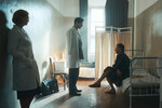 <b>9-е место. «Нулевой пациент» (2022)</b>
<br><br>
В какой-то степени идейный предок «Игр»: здесь, как и в сериале о подготовке к Олимпиаде, за камеру и постановку отвечают люди, способные превращать игровое кино в документальную хронику. Однако «Нулевой пациент» идет дальше и к красивому ностальгическому визуалу добавляет суровую драму о малоизвестном (но от этого не менее важном) сюжете нашей истории — первой вспышке ВИЧ в СССР, произошедшей в детской поликлинике Элисты.