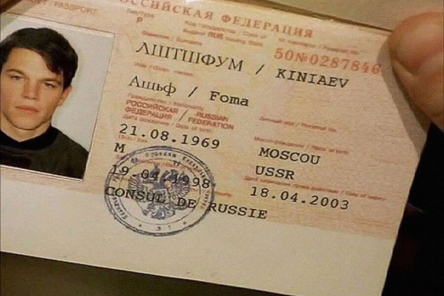 <b>«Идентификация Борна» (2002), «Превосходство Борна» (2004), «Ультиматум Борна» (2007), «Джейсон Борн» (2016)
</b>
<br><br>
В&nbsp;нашей стране франшизу о&nbsp;супершпионе Джейсоне Борне из&nbsp;романов Роберта Ладлэма вспоминают ежегодно 21&nbsp;августа. Это день рождения Фомы Киняева, на&nbsp;имя которого Борн забирает поддельный паспорт из&nbsp;банковской ячейки в&nbsp;первом фильме — «Идентификация Борна». Кириллицей его имя написано так: “Ащьф ЛШТШФУМ”.