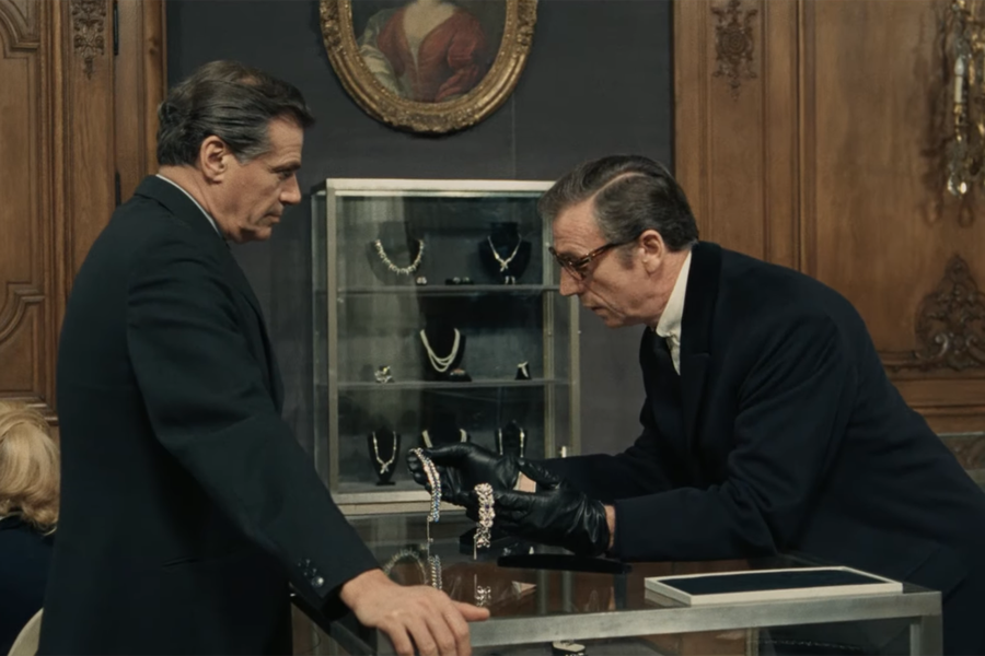 <b>«Красный круг» (Le cercle rouge), реж. Жан-Пьер Мельвиль</b>
<br><br>
<b>Где и когда смотреть:</b> в&nbsp;кино &mdash; с&nbsp;6 ноября
<br><br>
Криминальный триллер Жан-Пьера Мельвиля про&nbsp;двух преступников (Ален Делон и Джан Мария Волонте), которые объединяются ради ограбления ювелирного магазина, пока за&nbsp;ними охотится хитрый комиссар (Бурвиль).
