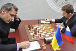 Украинский шахматист Василий Иванчук и российский шахматист Сергей Карякин принимают участие в матче гроссмейстерского турнира «Мемориал Таля - 2011» в Москве
