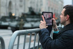 Прохожий фотографирует военную технику перед началом репетиции военного парада на Красной площади, посвященного 73-й годовщине Победы в Великой Отечественной войне, 26 апреля 2018 года