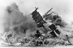 Американский линкор «Аризона» во время нападения Японии на Перл-Харбор, 7 декабря 1941 года
