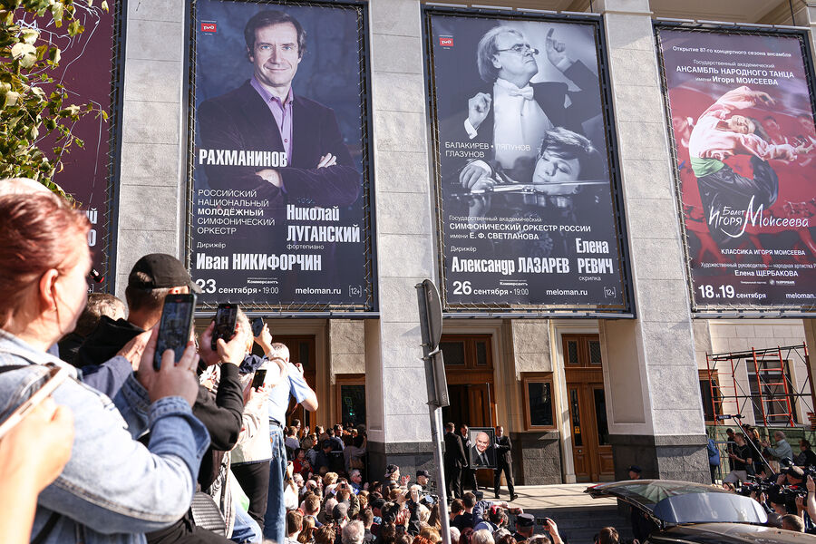 Вынос портрета поэта Николая Добронравова после церемонии прощания в&nbsp;Концертном зале имени Чайковского в&nbsp;Москве, 20&nbsp;сентября 2023&nbsp;года