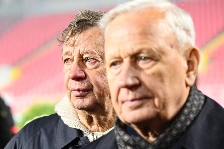 Бывший главный тренер &laquo;Локомотива&raquo; Юрий Сёмин (слева) и почетный президент Российского футбольного союза (РФС) Вячеслав Колосков на&nbsp;церемонии прощания с&nbsp;олимпийским чемпионом 1956&nbsp;года и лучшим бомбардиром московского &laquo;Спартака&raquo; Никитой Симоняном на&nbsp;стадионе &laquo;Лукойл Арена&raquo; в&nbsp;Москве, 27&nbsp;ноября 2025&nbsp;года