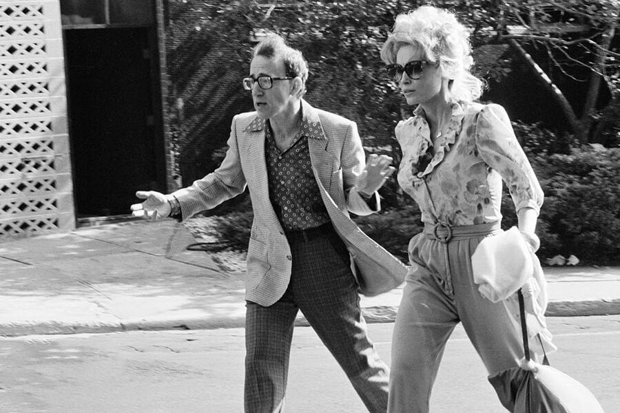 <b>«Бродвей Дэнни Роуз» (1984)</b>
<br><br>
В&nbsp;этой черно-белой комедии куда меньше психоанализа и больше поворотов сюжета. Она рассказывает историю театрального агента Дэнни Роуза (Вуди Аллен), который взялся помогать бездарному чревовещателю Луи Канове. В&nbsp;том числе он прикрывает его отношения с&nbsp;любовницей по&nbsp;имени Тина, публично выдавая себя за&nbsp;ее бойфренда, чем подвергает опасности свою жизнь.
<br><br>
Тину сыграла Миа Фэрроу. Режиссер познакомился с&nbsp;ней в&nbsp;1979-м, начал встречаться в&nbsp;1980-м, а в&nbsp;1992-м их отношения закончились громко и некрасиво. Фэрроу обвинила Аллена в&nbsp;домогательствах к&nbsp;ее приемной дочери Дилан. Экспертиза это не подтвердила, но осадок остался &mdash; учитывая, что в&nbsp;конце концов, он женился на&nbsp;другой ее приемной дочери, Сун-И Превин (романтические отношения завязались, когда она уже была совершеннолетней).
