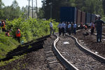 На месте столкновения пассажирского и грузового поездов на железнодорожном перегоне между Наро-Фоминском и Бекасово в районе Московской области