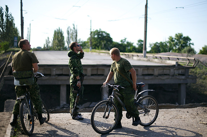 Мост, взорванный в ходе боевых действий украинской армии в Горловке
